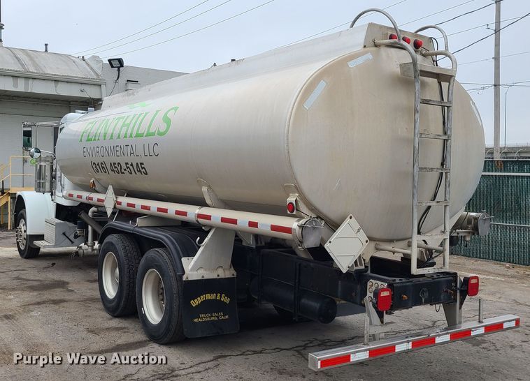 image for item JW9779 2009 Peterbilt 388  water truck