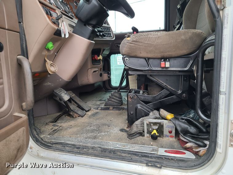 image for item JW9779 2009 Peterbilt 388  water truck