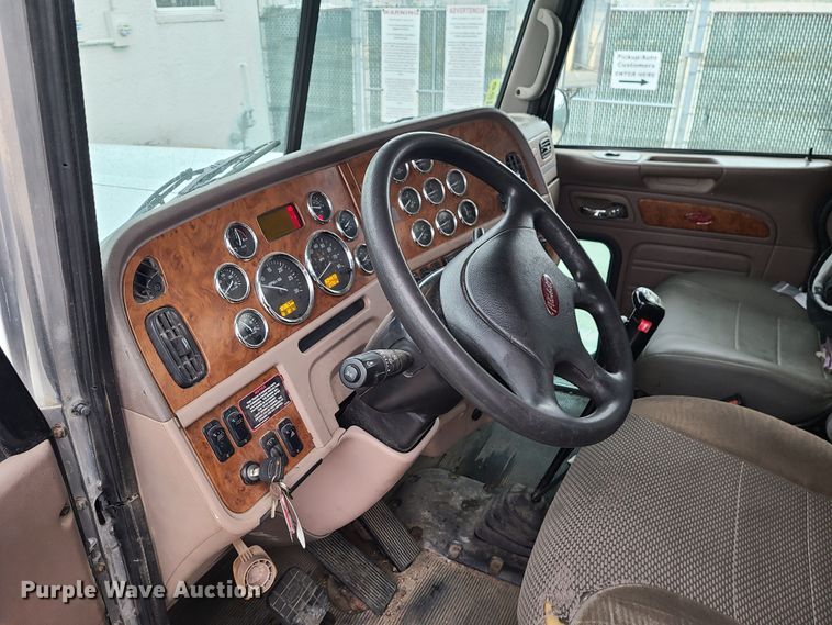 image for item JW9779 2009 Peterbilt 388  water truck