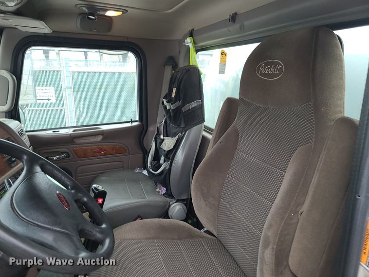 image for item JW9779 2009 Peterbilt 388  water truck