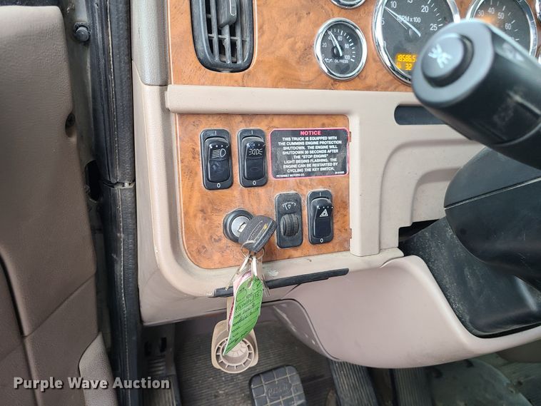 image for item JW9779 2009 Peterbilt 388  water truck