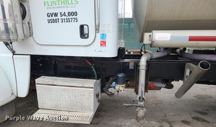 image for item JW9779 2009 Peterbilt 388  water truck