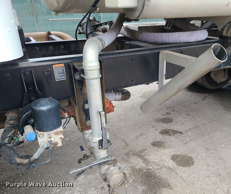 image for item JW9779 2009 Peterbilt 388  water truck