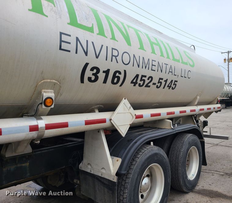 image for item JW9779 2009 Peterbilt 388  water truck