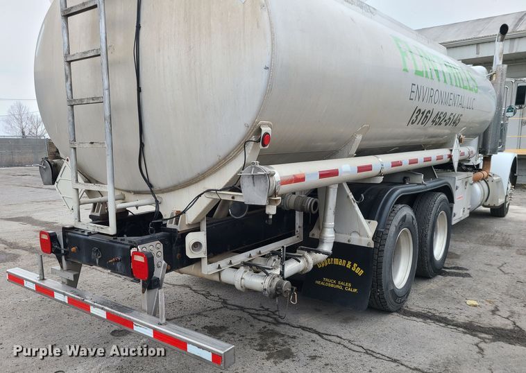 image for item JW9779 2009 Peterbilt 388  water truck