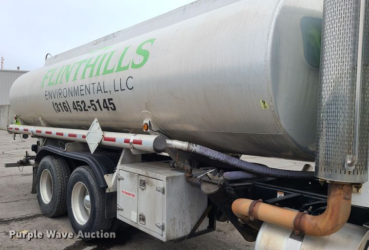 image for item JW9779 2009 Peterbilt 388  water truck