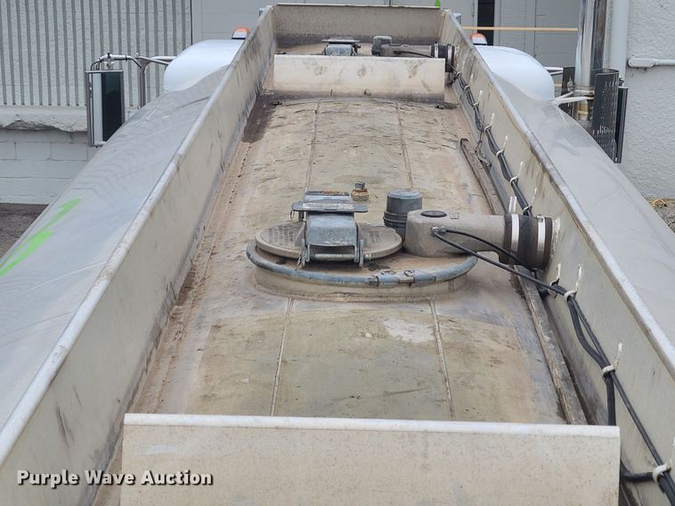 image for item JW9779 2009 Peterbilt 388  water truck