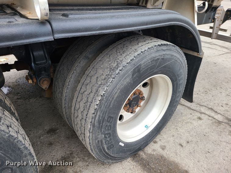 image for item JW9779 2009 Peterbilt 388  water truck