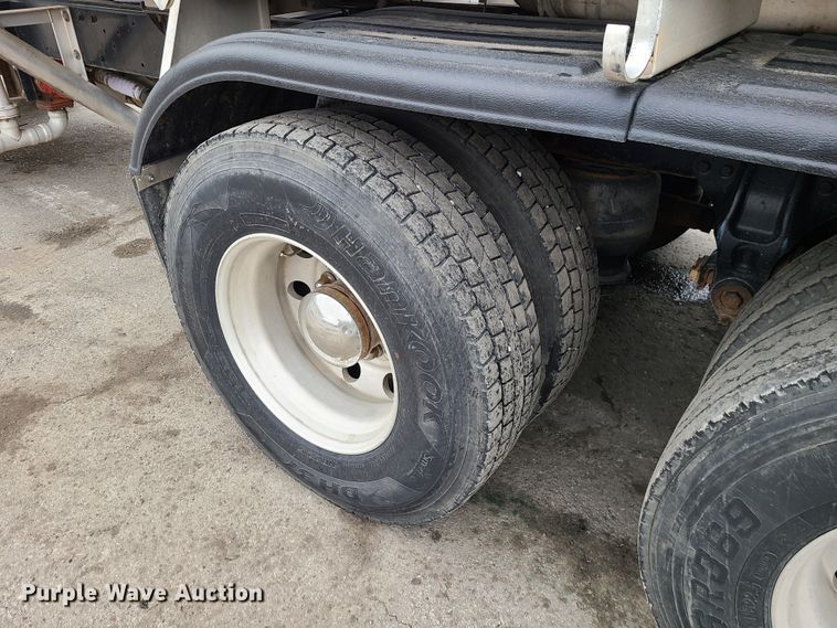 image for item JW9779 2009 Peterbilt 388  water truck