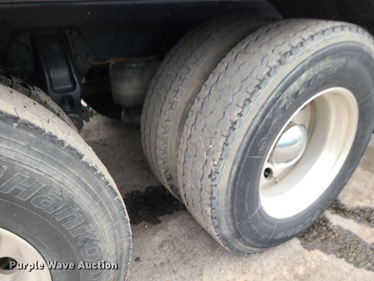 image for item JW9779 2009 Peterbilt 388  water truck