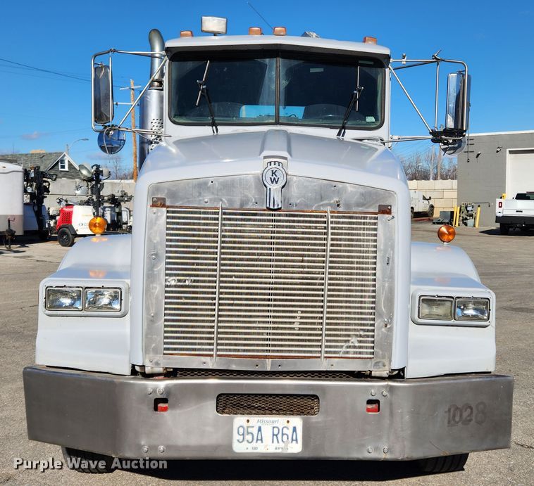 image for item KT9442 1994 Kenworth T800  semi truck