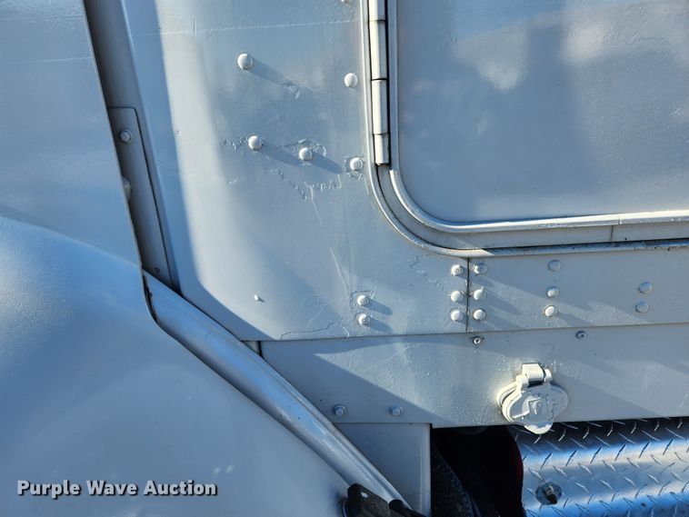 image for item KT9442 1994 Kenworth T800  semi truck