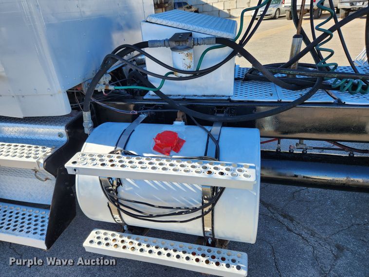 image for item KT9442 1994 Kenworth T800  semi truck