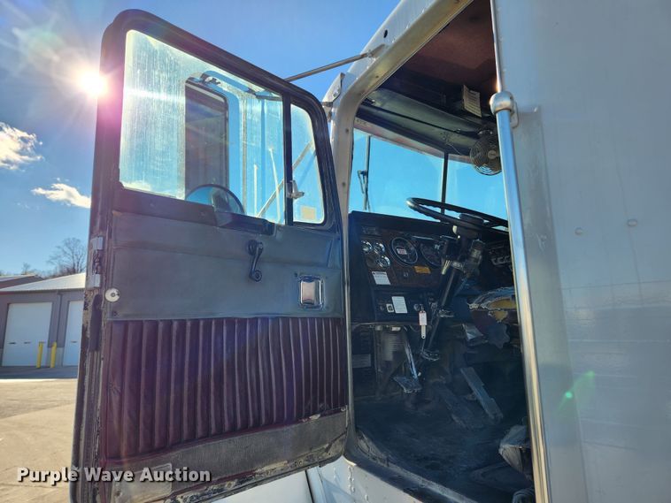 image for item KT9442 1994 Kenworth T800  semi truck