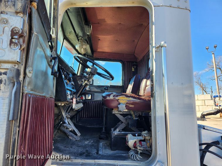 image for item KT9442 1994 Kenworth T800  semi truck