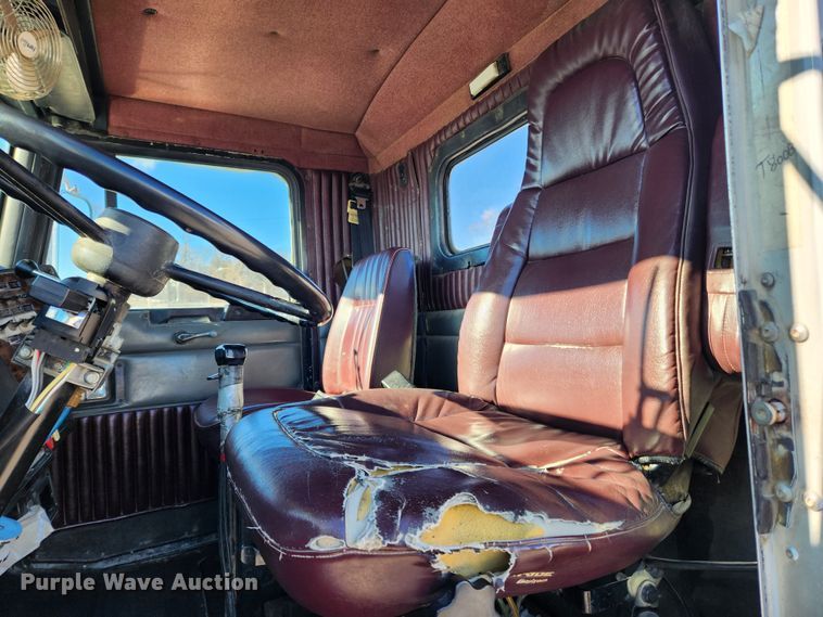 image for item KT9442 1994 Kenworth T800  semi truck