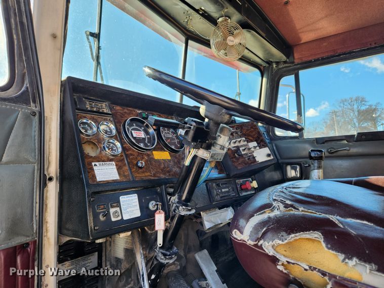 image for item KT9442 1994 Kenworth T800  semi truck