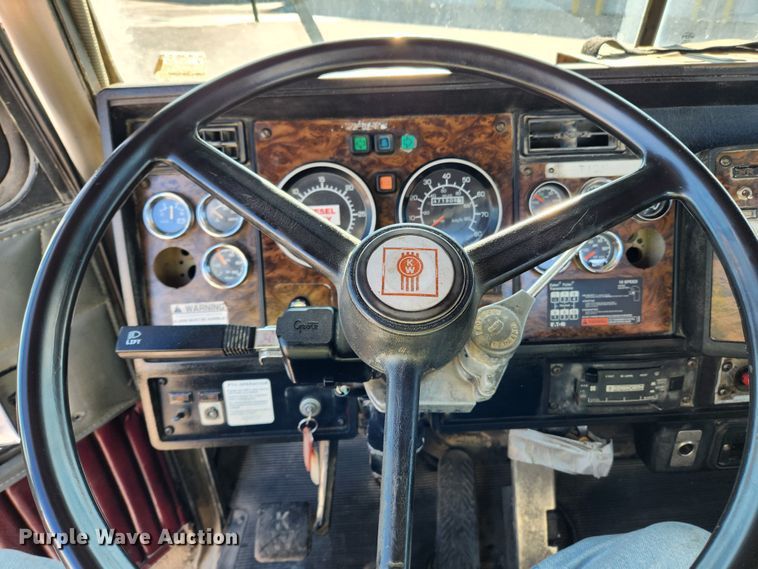 image for item KT9442 1994 Kenworth T800  semi truck