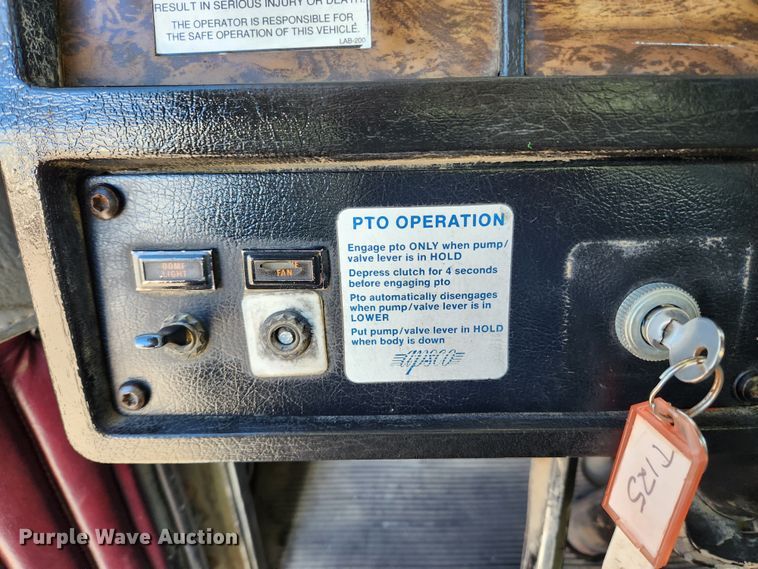 image for item KT9442 1994 Kenworth T800  semi truck