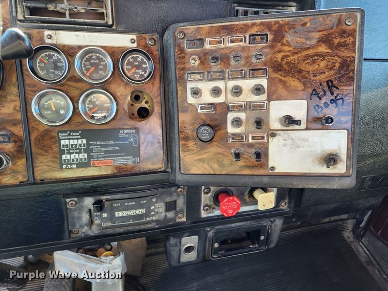 image for item KT9442 1994 Kenworth T800  semi truck