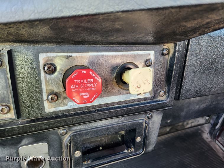 image for item KT9442 1994 Kenworth T800  semi truck