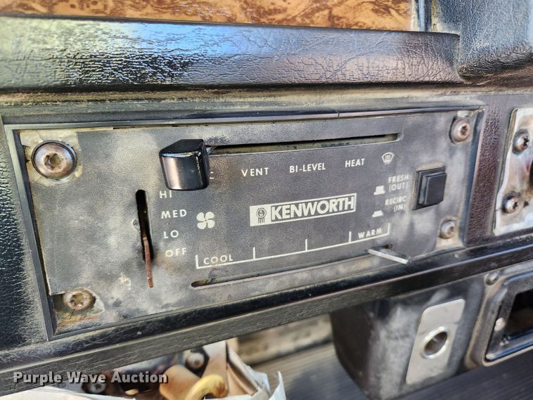 image for item KT9442 1994 Kenworth T800  semi truck