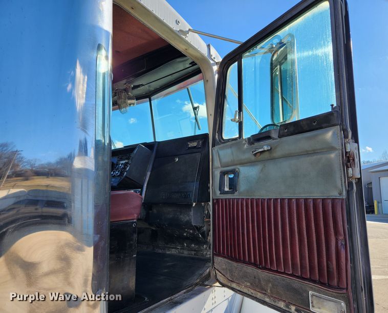 image for item KT9442 1994 Kenworth T800  semi truck