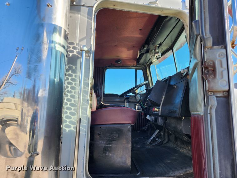 image for item KT9442 1994 Kenworth T800  semi truck