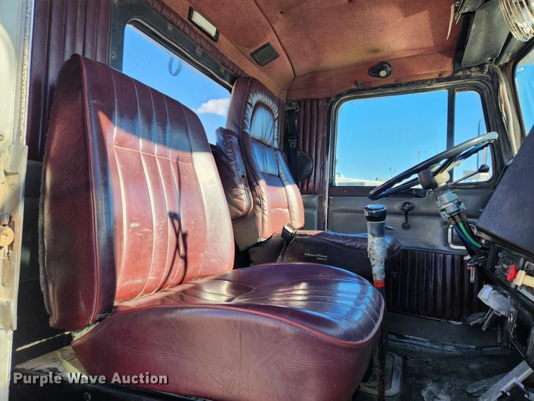 image for item KT9442 1994 Kenworth T800  semi truck