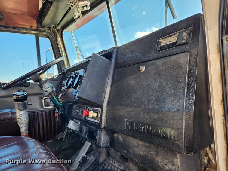 image for item KT9442 1994 Kenworth T800  semi truck