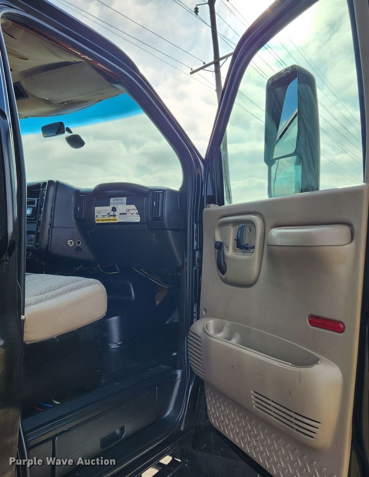 image for item KT9457 2007 GMC C5500  flatbed truck