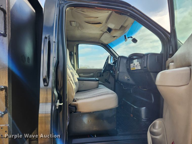 image for item KT9457 2007 GMC C5500  flatbed truck