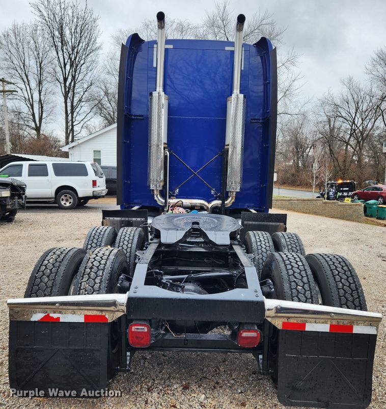 image for item KT9471 2005 Peterbilt 387  semi truck