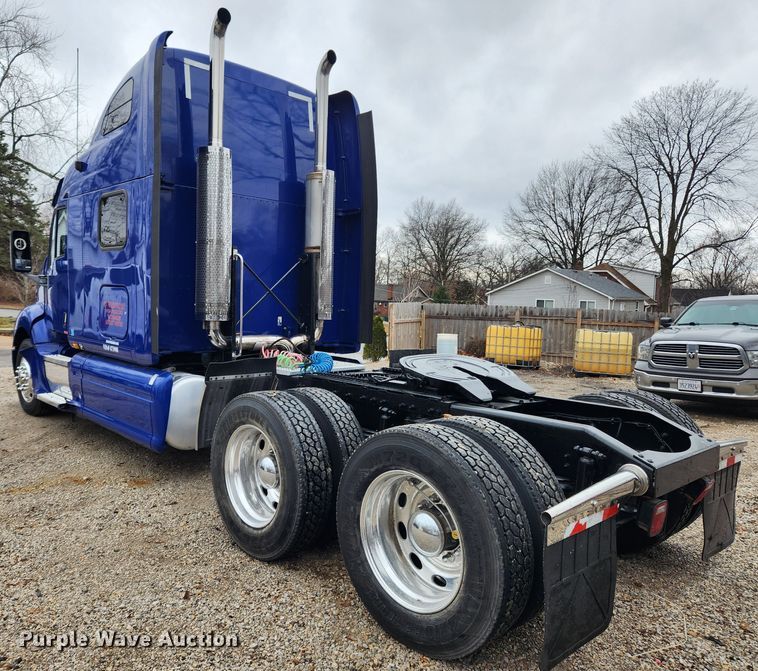 image for item KT9471 2005 Peterbilt 387  semi truck