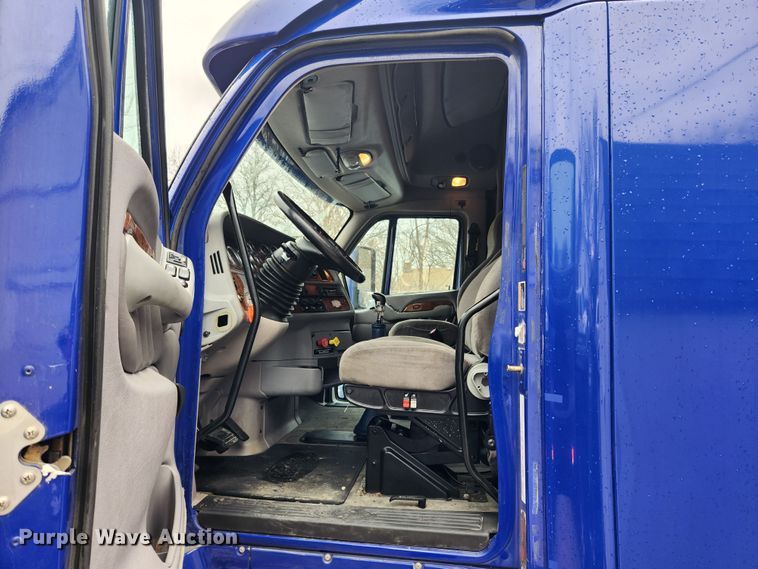 image for item KT9471 2005 Peterbilt 387  semi truck