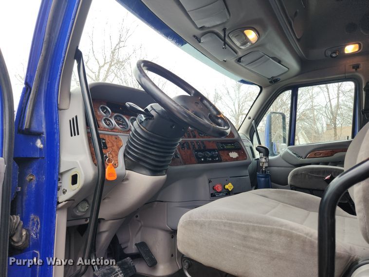 image for item KT9471 2005 Peterbilt 387  semi truck