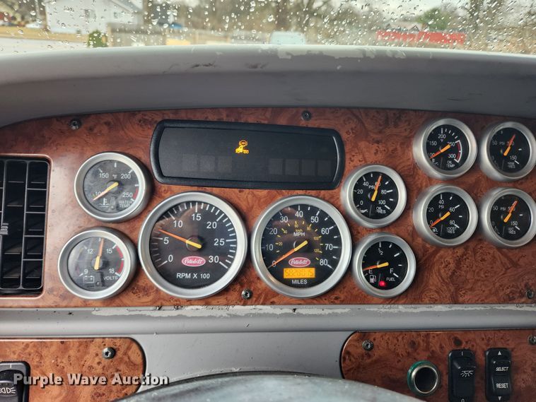 image for item KT9471 2005 Peterbilt 387  semi truck