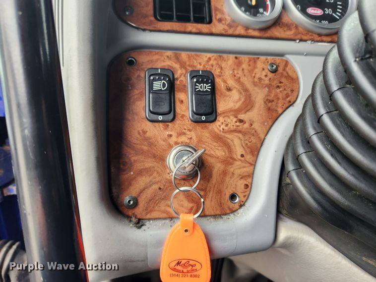 image for item KT9471 2005 Peterbilt 387  semi truck