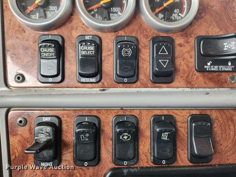 image for item KT9471 2005 Peterbilt 387  semi truck