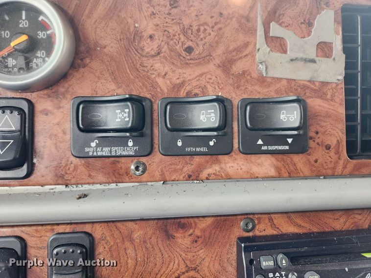 image for item KT9471 2005 Peterbilt 387  semi truck