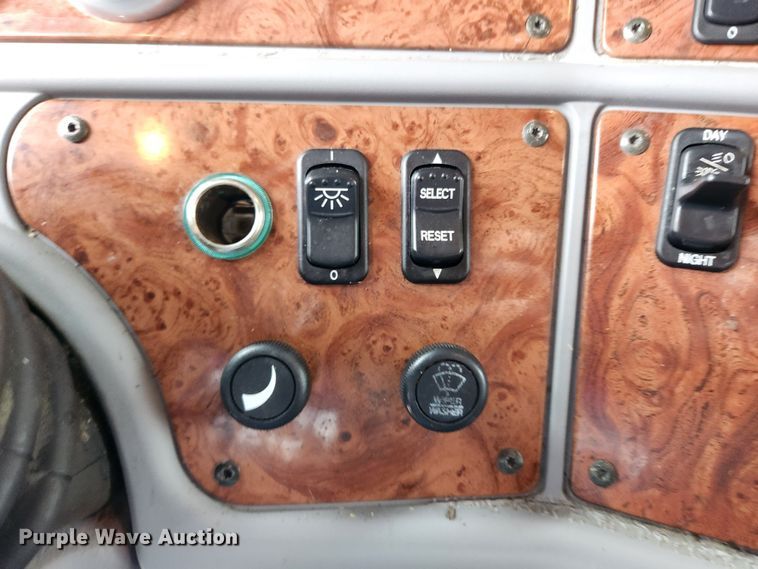 image for item KT9471 2005 Peterbilt 387  semi truck