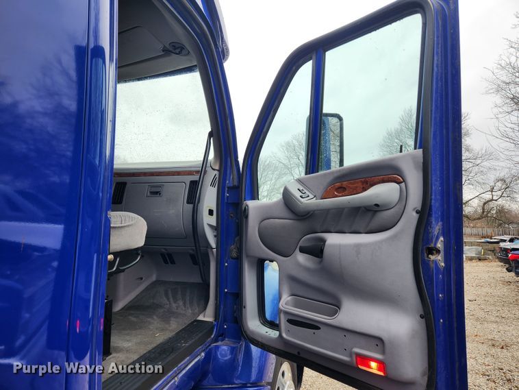 image for item KT9471 2005 Peterbilt 387  semi truck