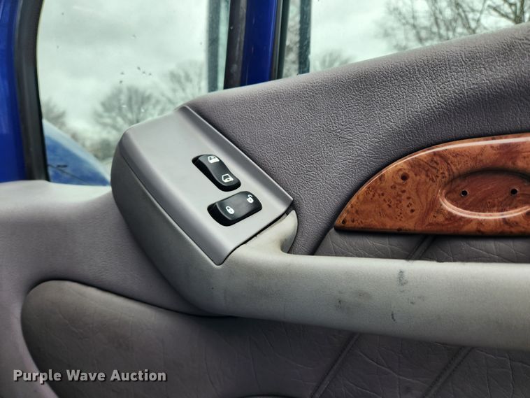 image for item KT9471 2005 Peterbilt 387  semi truck