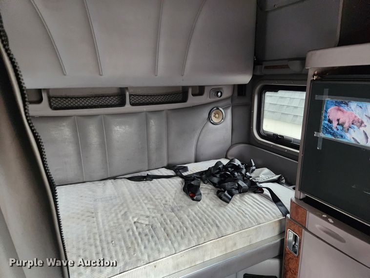 image for item KT9471 2005 Peterbilt 387  semi truck