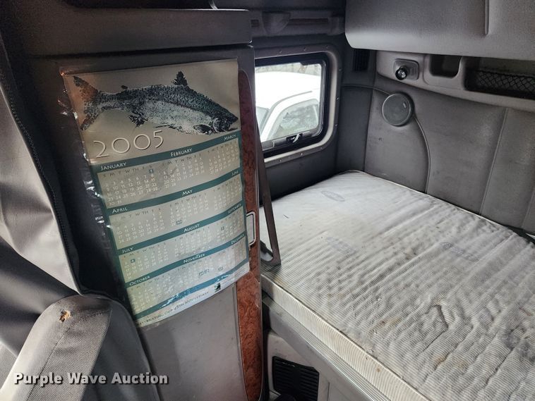 image for item KT9471 2005 Peterbilt 387  semi truck