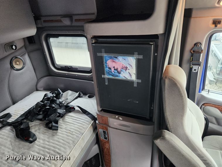 image for item KT9471 2005 Peterbilt 387  semi truck