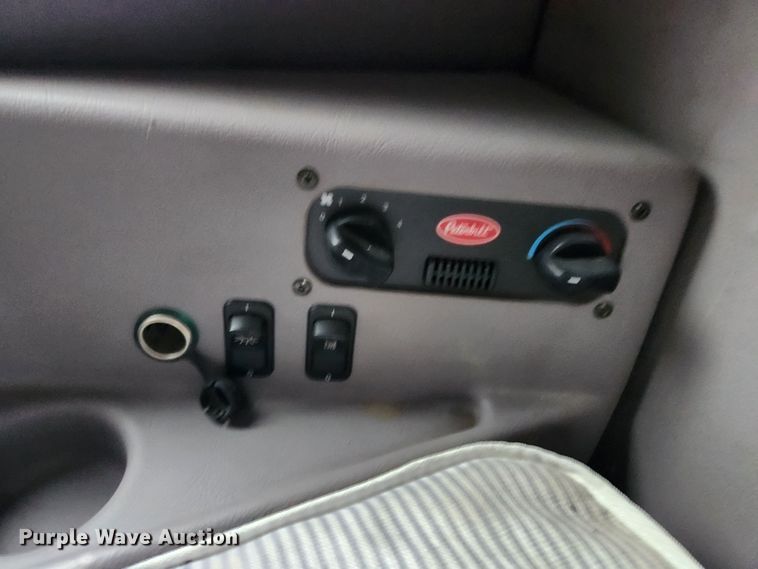 image for item KT9471 2005 Peterbilt 387  semi truck