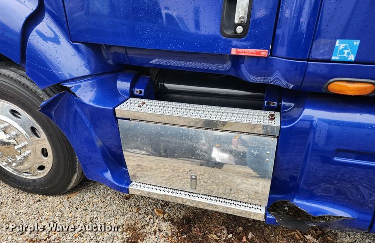 image for item KT9471 2005 Peterbilt 387  semi truck