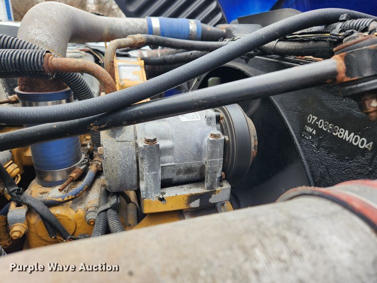 image for item KT9471 2005 Peterbilt 387  semi truck