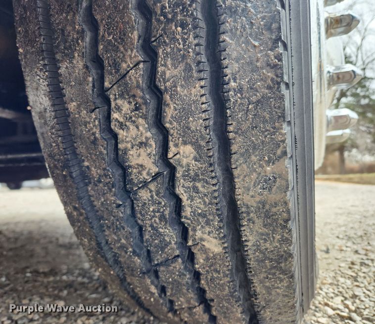 image for item KT9471 2005 Peterbilt 387  semi truck